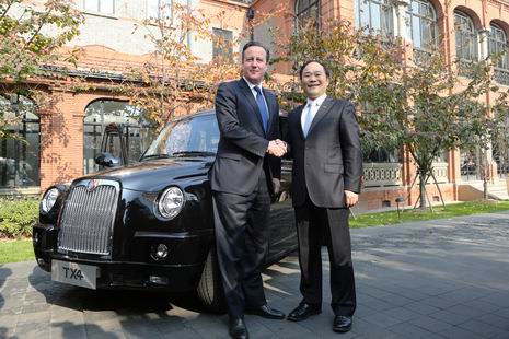 英国首相卡梅伦与金年会控股集团董事长李书福在伦敦经典黑色出租车前亲切握手。 
